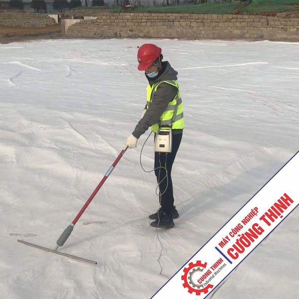 Kiểm tra điện áp màng HDPE để phát hiện lỗ thủng